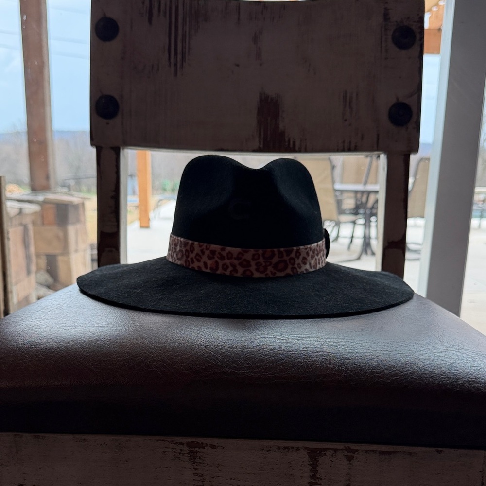 Elegant Black Hat with Leopard Accent